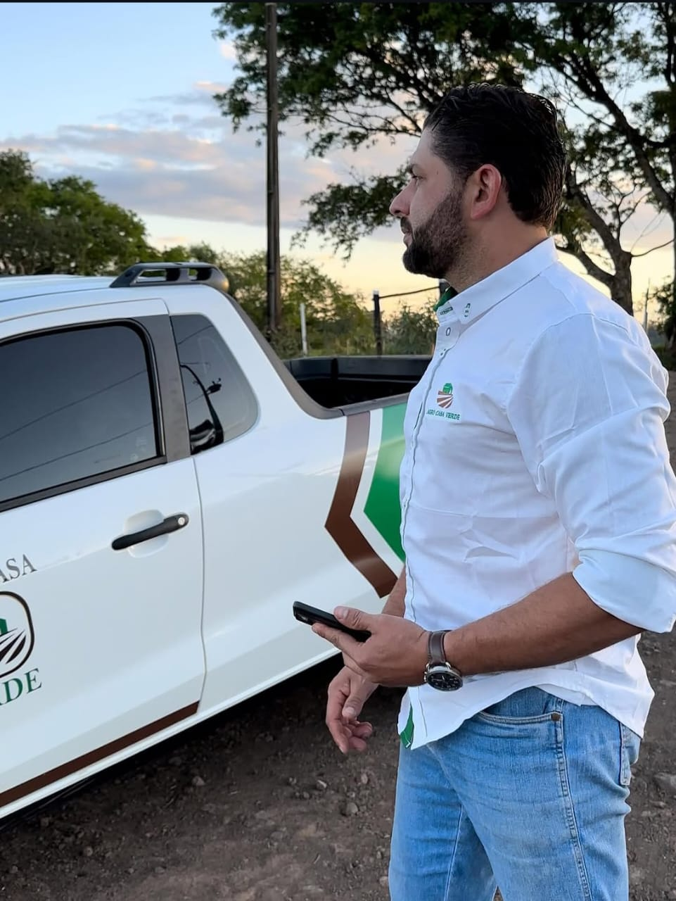 Max Picoli ao lado da caminhonete, atendendo um cliente no campo